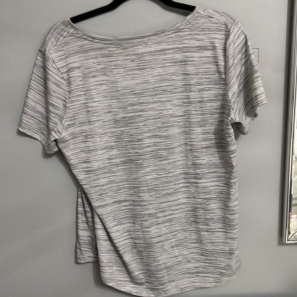 Nike Gray Short Sleeve Tee for Everyday Comfort - Picture 3 of 6